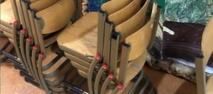 Gestapelde stoelen en meubels uit een ontruiming