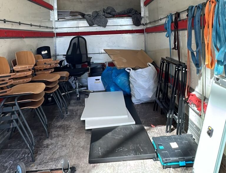 Vrachtwagen met opgehaalde kantoorinventaris - Grofvuil & Bedrijfsafval Amsterdam