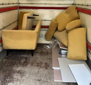 Bank en kussens in onze bus